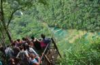 Mirante lotado em Semuc Champey, na Guatemala